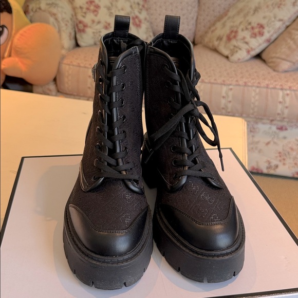 Guess Women's Black Lace-Up Combat Boots sz 9…with Box - Picture 4 of 10